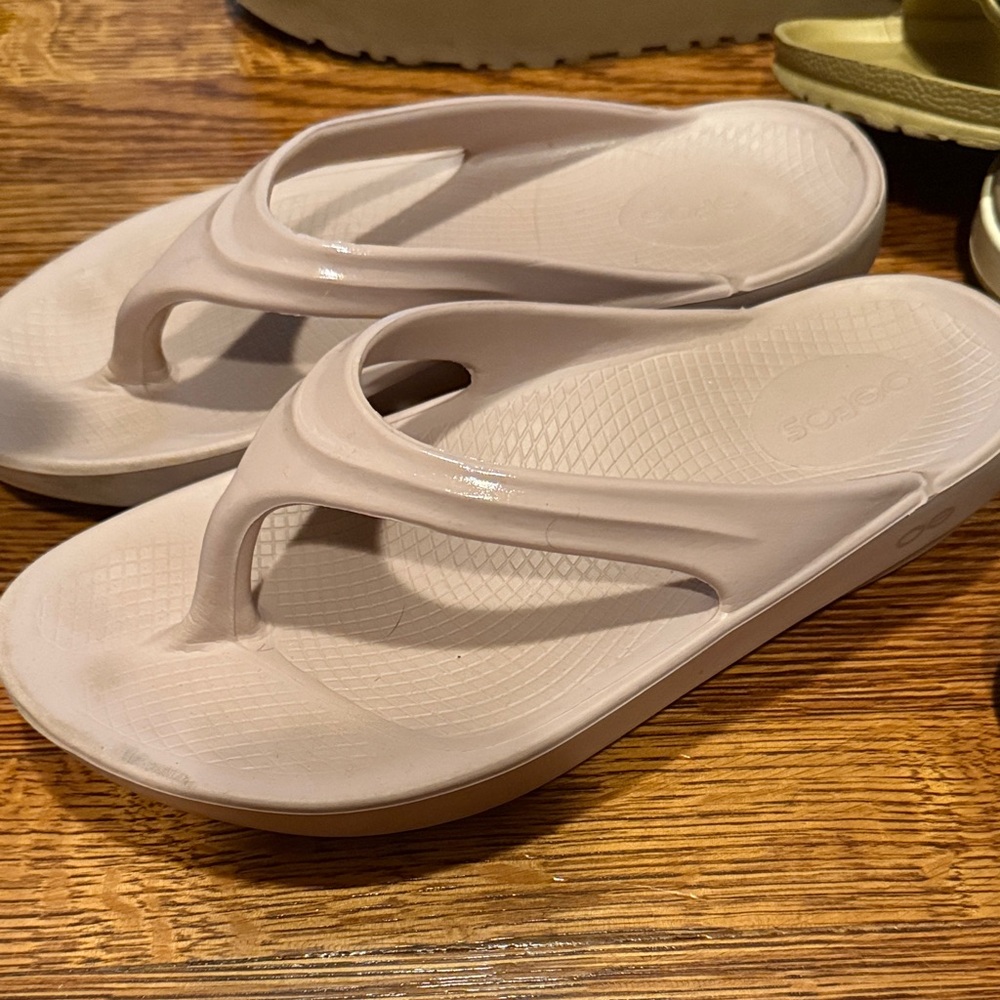 OOFOS Women's Light Pink Sandals